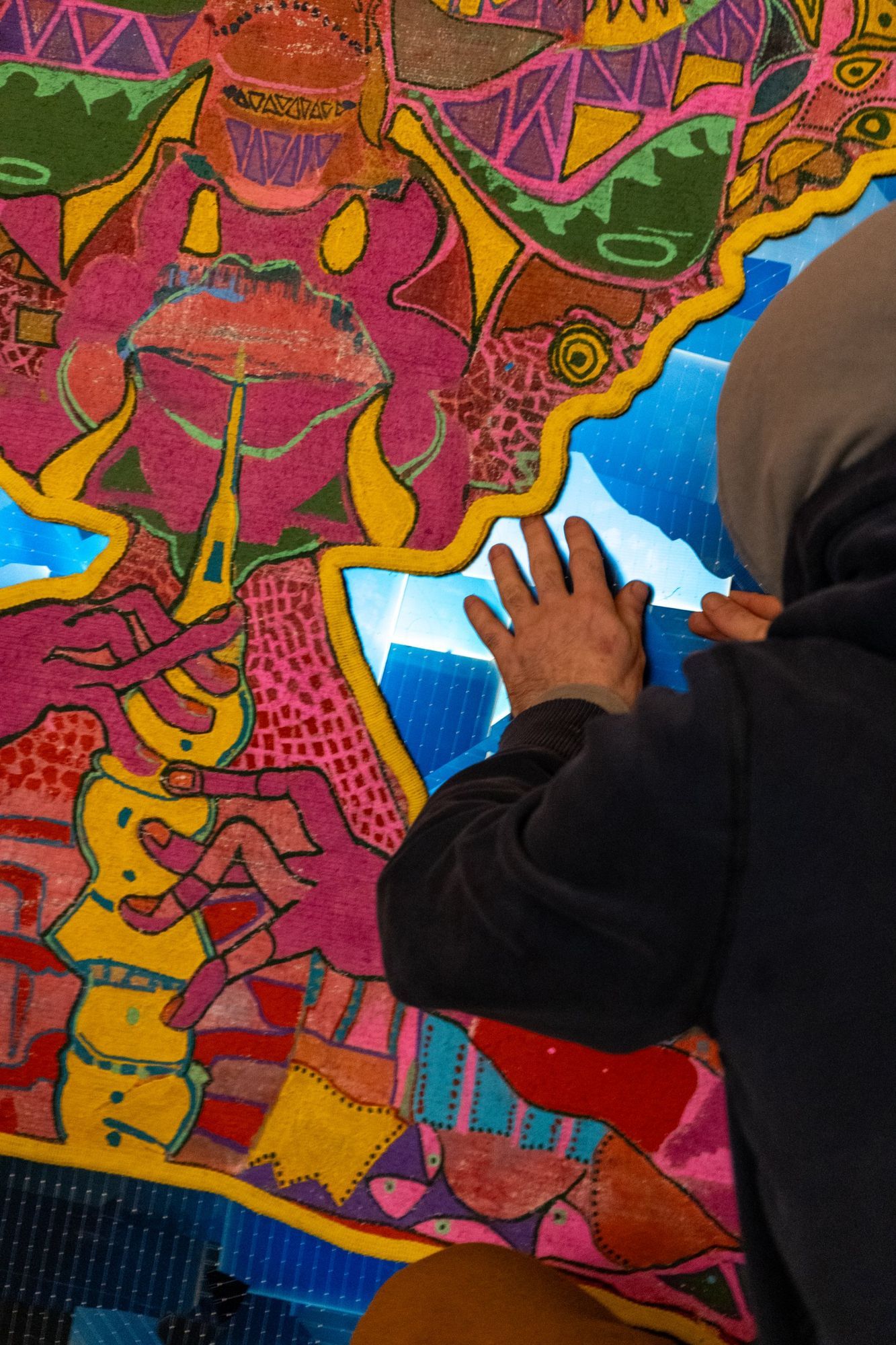 Arazzo colorato e la mano dell'artista