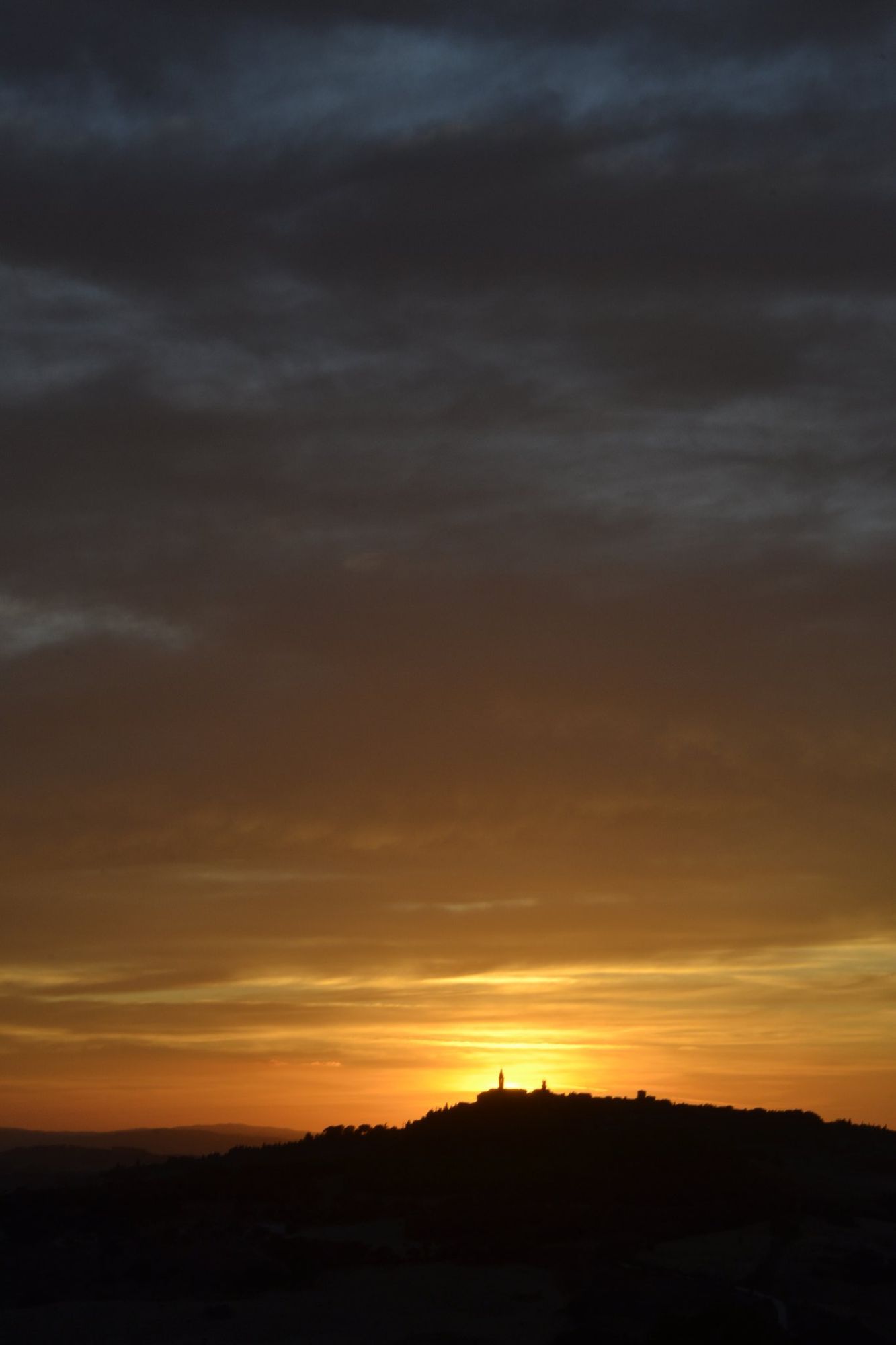 Pienza al tramonto, il campanile in controluce