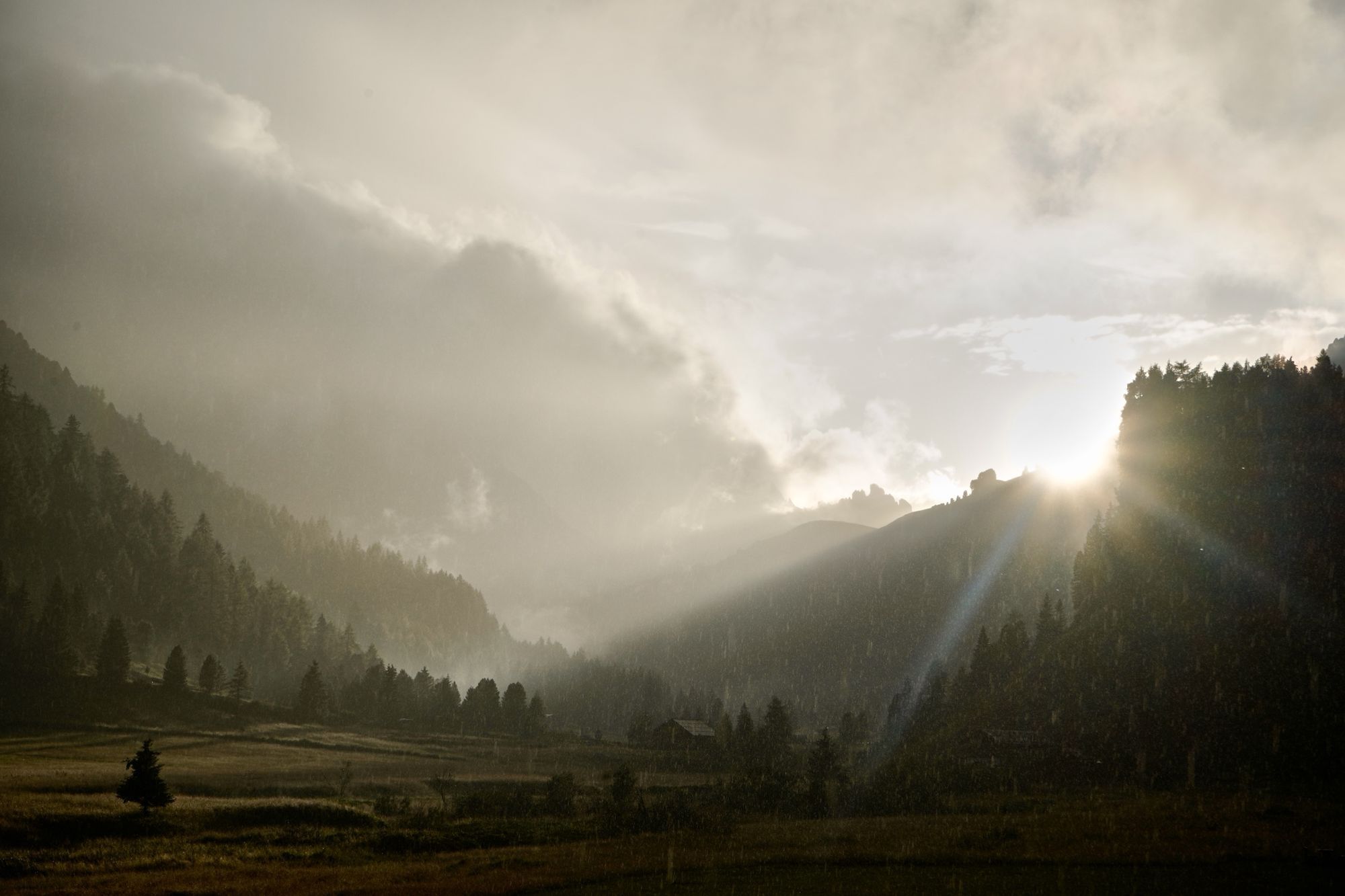Val di Fassa dopo il temporale, sole dietro la cresta
